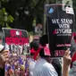 Massa membawa poster bertuliskan 'Stop Genocide' dan 'We Stand With Uyghur' saat menggelar aksi Solidaritas untuk Muslim Uighur di depan Kedutaan Besar China di Jakarta, Jumat (20/12/2019). Mereka mengecam dan mengutuk keras penindasan terhadap muslim Uighur di China. (Liputan6.com/Faizal Fanani)