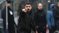 Ekspresi pelatih AC Milan, Gennaro Gattuso pada laga perempat final Coppa Italia yang berlangsung di stadion San Siro, Milan, Rabu (30/1). AC Milan menang 2-0 atas Napoli (AP Photo/Antonio Calanni)