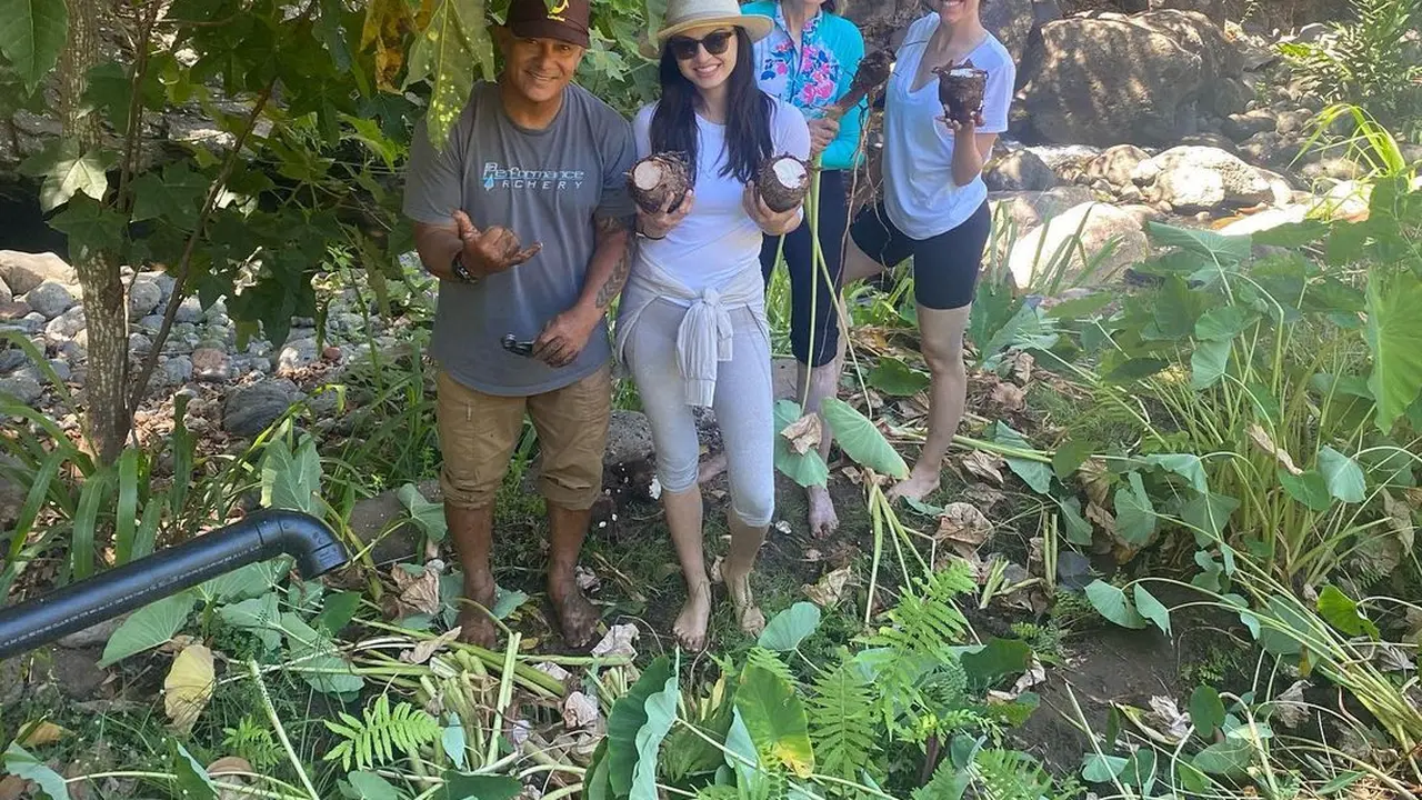Potret Raline Shah Panen Talas di Hawaii, Tidak Takut Kotor dengan Outfit Serba Putih