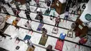 Umat Islam menunaikan salat Jumat berjemaah dengan menerapkan jaga jarak di Masjid Cut Meutia, Jakarta Pusat, Jumat (5/6/2020). Masjid Cut Meutia kembali menyelenggarakan ibadah salat Jumat dalam masa PSBB transisi dengan menerapkan protokol kesehatan secara ketat. (Liputan6.com/Faizal Fanani)