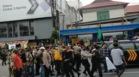 Belasan mahasiswa HMI saat diamankan oleh aparat kepolisian. (Istimewa)