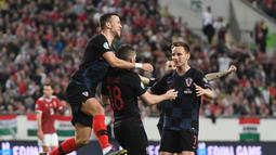 Perayaan gol Ante Rebic pada laga kedua babak kualifikasi Piala Eropa 2020 Grup E yang berlangsung di Stadion Groupama Arena, Budapest, Senin (25/3). Kroasia kalah 1-2 kontra Hungaria. (AFP/Attila Kisbenedek)