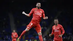Perayaan gol kedua Benzema pada menie ke-45 pada laga lanjutan La Liga yang berlangsung di stadion Cornellà-El Prat, Espanyol, Senin (28/1). Real Madrid menang 4-2 atas Espanyol. (AFP/Josep Lago)