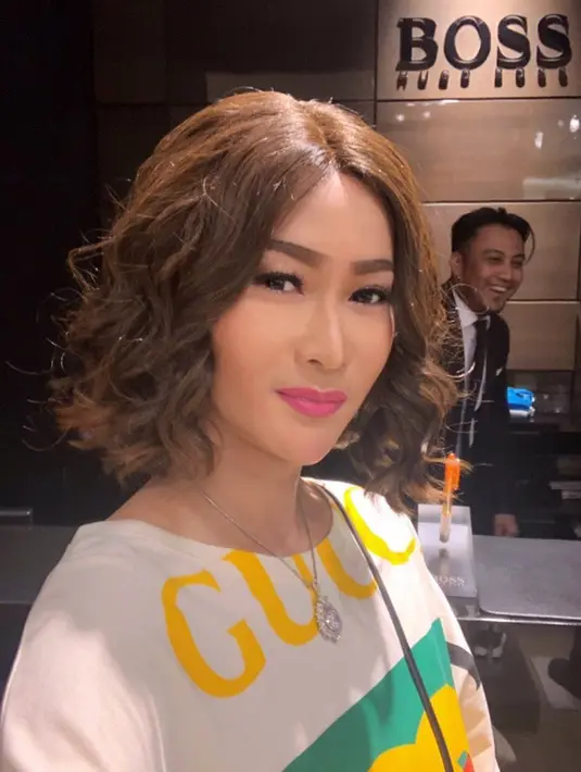 Inul Daratista memiliki bisnis Karaoke dan Kosmetik. Wanita yang sudah berumur 40an ini makin awet muda dengan gaya rambut pendeknya. (Liputan.com/IG/@Inul.d)