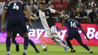 Penyerang Juventus, Cristiano Ronaldo berusaha melewati pemain Tottenham Hotspur selama pertandingan International Champions Cup (ICC) 2019 di National Stadium, Singapura (21/7/2019). Tottenham menang tipis atas Juventus 3-2. (AP Photo/Danial Hakim)