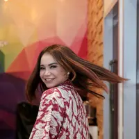 Tak hanya itu saja, ternyata Rossa mengenal beberapa penggemar fanatiknya, yang sudah lama mendukung jenjang kariernya hingga kini. (Adrian Putra/Bintang.com)