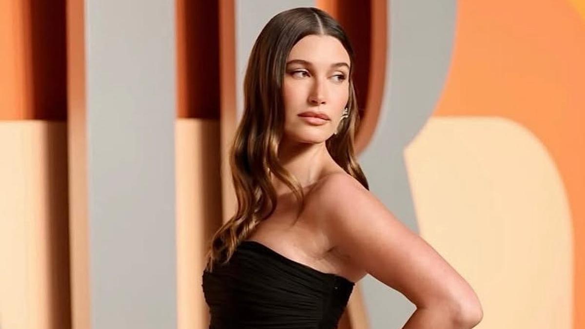 6 Pesona Hailey Bieber Kenakan Dress Berpita saat After Party Oscar 2025, Pertahankan Body Goals Setelah Menjadi Ibu