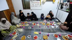 Puluhan pengungsi pencari suaka berbagai negara seperti Afganistan, Irak, Yaman, dan lain-lain berkumpul untuk menggelar buka puasa bersama di Batulayang selama bulan suci Ramadhan 1444 Hijriah. (merdeka.com/Arie Basuki)