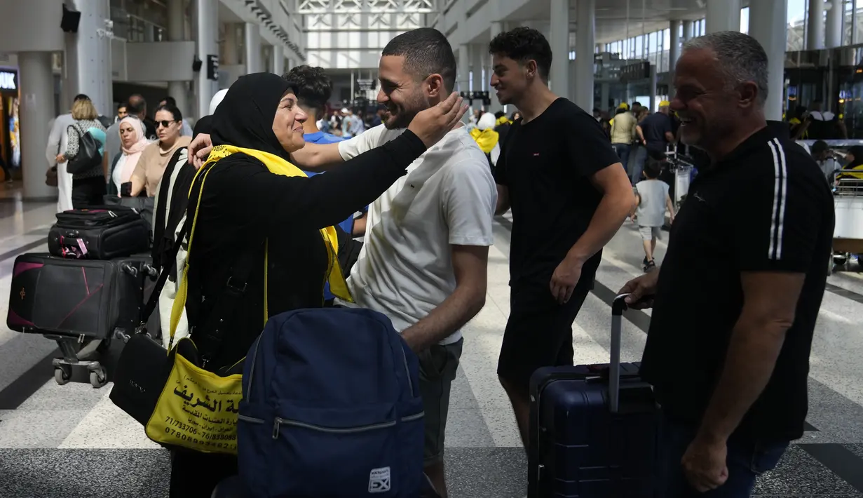 Meningkatnya ketegangan di kawasan perbatasan antara Israel dan Lebanon membuat sejumlah maskapai penerbangan, khususnya dari Eropa, membatalkan aktivitas penerbangan di wilayah tersebut. (AP Photo/Hassan Ammar)