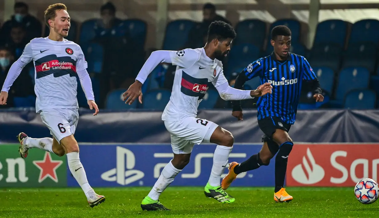Penyerang Atalanta, Amad Diallo (kanan) menantang bek Midtjylland, Manjrekar James pada matchday kelima Grup D, Liga Champions di Atleti Azzurri d'Italia, Rabu (2/12/2020) dini hari WIB. Atalanta membuka peluang lolos ke babak 16 besar usai menahan imbang Midtjylland 1-1. (MIGUEL MEDINA/AFP)