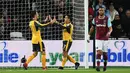 Mesut Ozil dan Alexis Sanchez merayakan gol pertama mereka ke gawang West Ham United. (AFP/Justin Tallis)