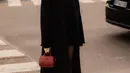 Alyssa mengenakan mini dress dengan long coat dan heels hitam. [@alyssadaguise]
