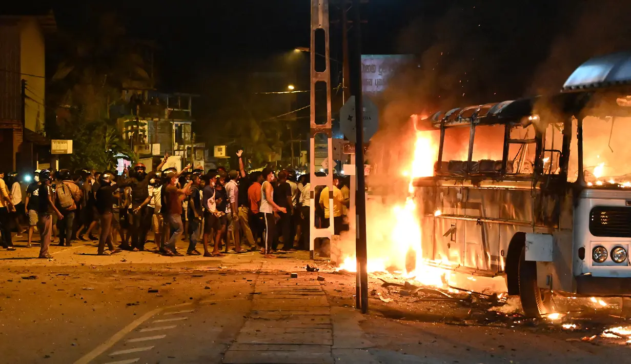 Pengunjuk rasa membakar bus selama demonstrasi di luar rumah presiden Sri Lanka untuk menyerukan pengunduran dirinya di Kolombo (31/3/2022). Mereka mencoba menyerbu rumah presiden dalam kemarahan pada krisis ekonomi terburuk bangsa sejak kemerdekaan. (AFP/Ishara S. Kodikara)
