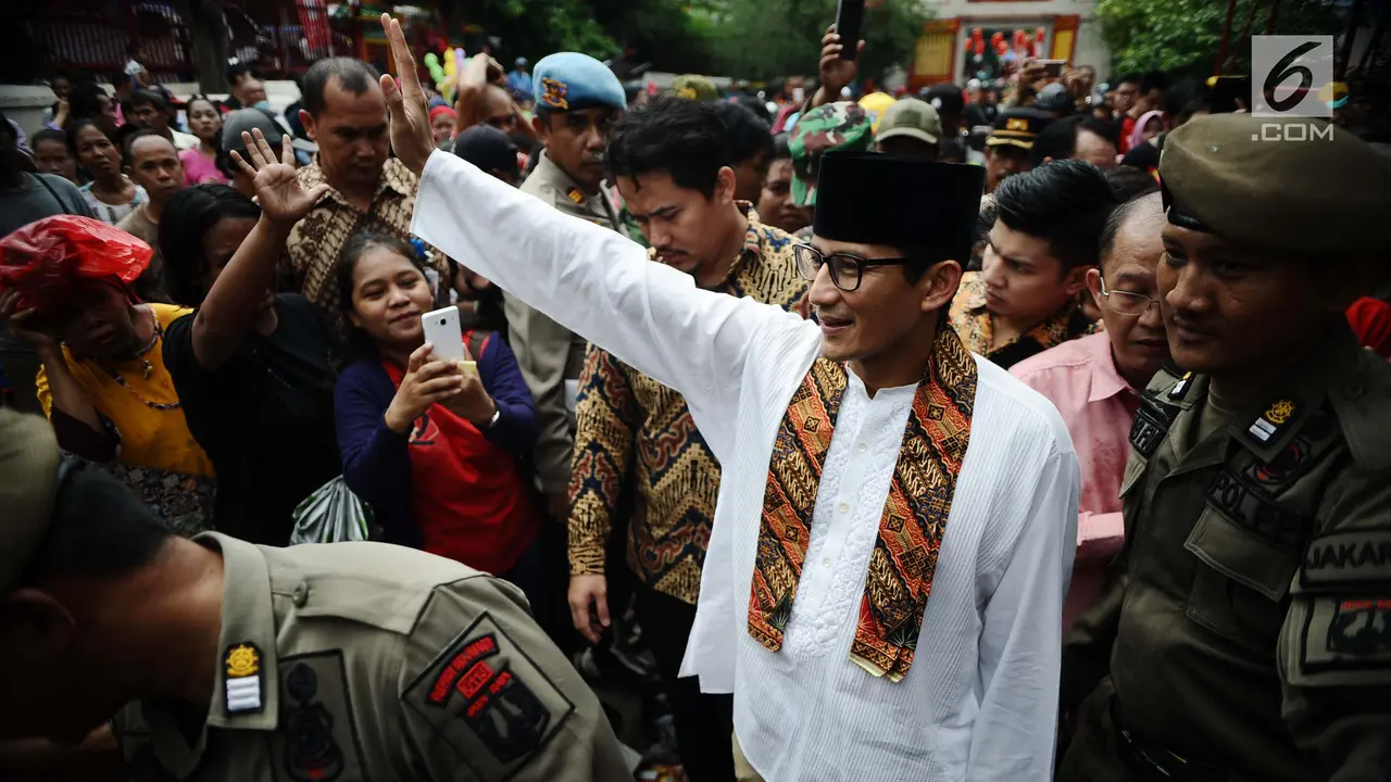 Sandiaga Uno Sambangi Vihara Dharma Bakti