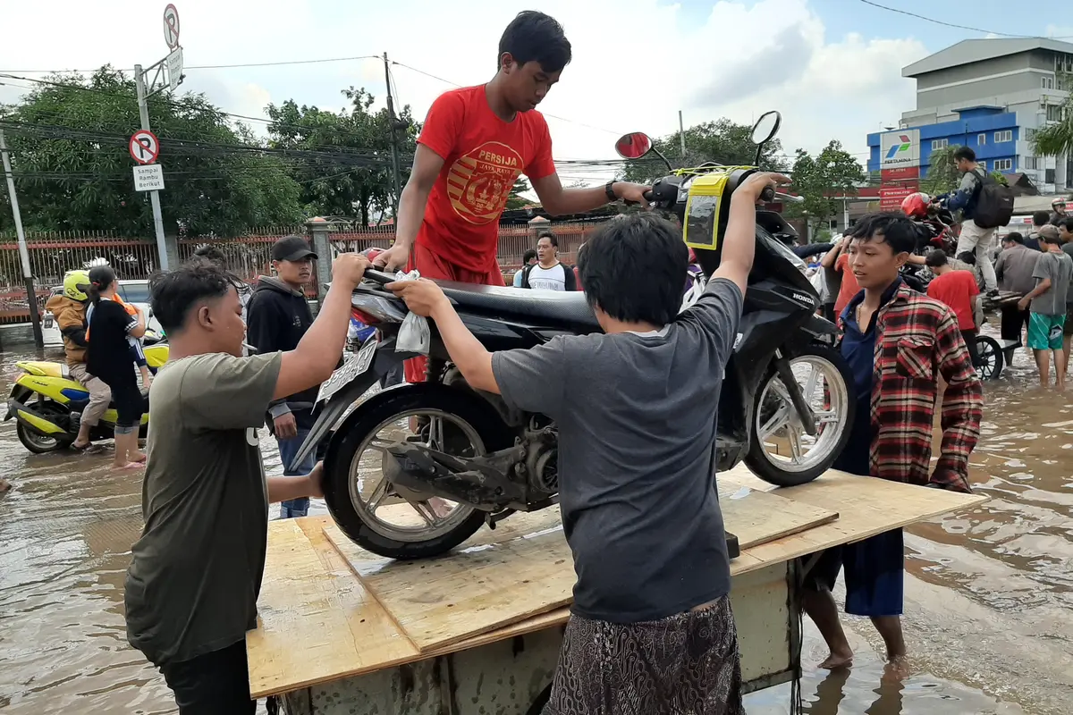 Ojek Gerobak di Tengah Banjir Jakarta