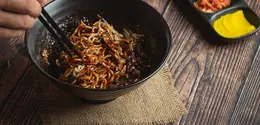 Resep mie goreng gochujang ala Korea ini cocok dibuat untuk menu makan sina, comfort food saat hujan, atau ide masakan akhir bulan, lho Sahabat Fimela! [Dok/freepik.com/jcomp]
