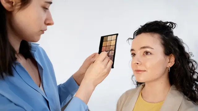 Ingin Makeup Kamu Terlihat Simpel Namun Elegan? Simak Panduan Langkah untuk Tampil Natural