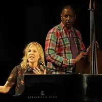 Diana Krall tampil sangat cantik dengan dress berwarna hitam bermotif bunga yang dikenakan pada Prambanan Jazz Festival 2018. (Bambang E.Ros/Bintang.com)
