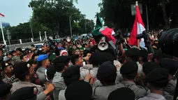 Mahasiswa sempat terlibat aksi saling dorong dengan aparat kepolisian di depan Istana Negara, Jakarta, Rabu (19/11/2014). (Liputan6.com/Johan Tallo) 