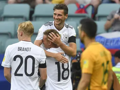 Para pemain Jerman merayakan gol Leon Goretzka (atas) pada laga grup B Piala Konfederasi 2017 di Fisht Stadium, Sochi, Rusia, (19/6/2017). Jerman menang 3-2. (AP/Martin Meissner)