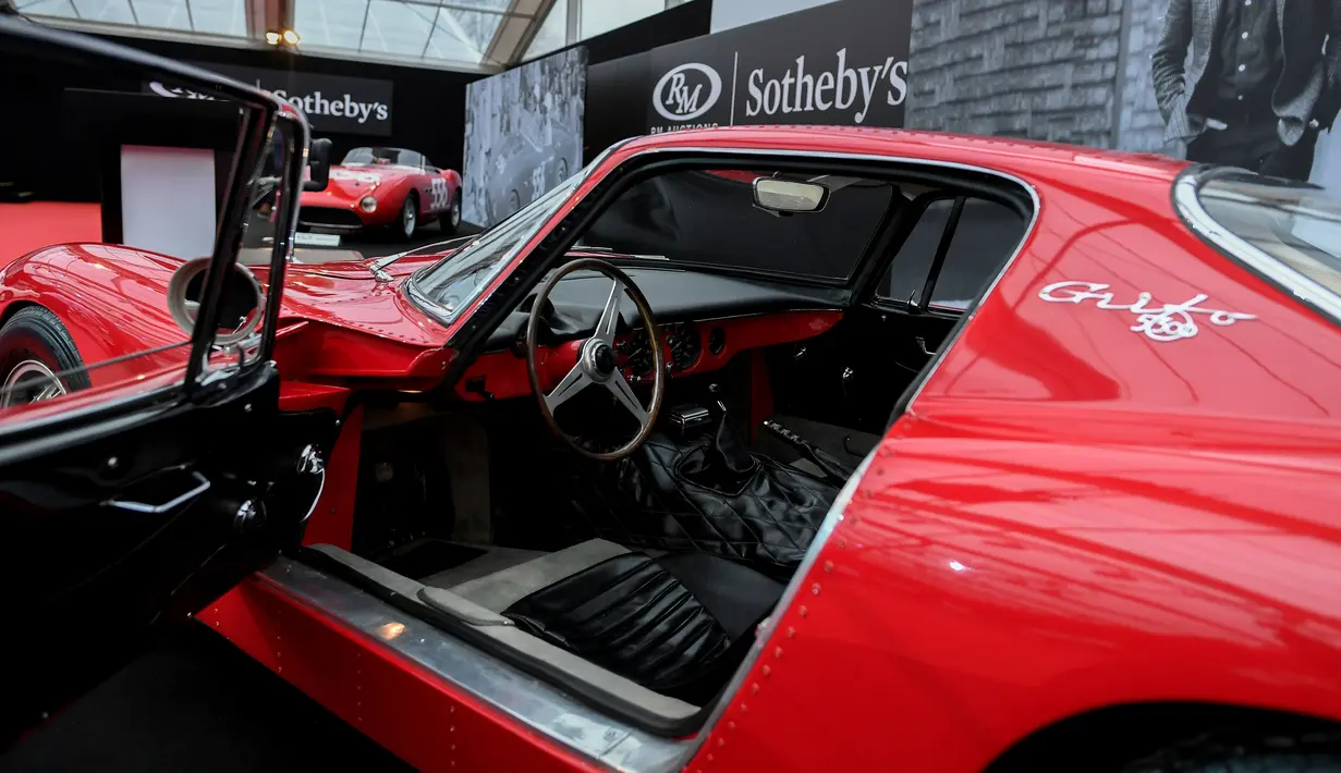 Tampilan mobil Iso Grifo A3-C 1964 yang merupakan milik bintang rock asal Prancis Johnny Hallyday saat dipamerkan sebelum dilelang di Paris, Prancis (6/2). Johnny Hallyday sendiri dikenal sebagai “Elvis Presley Prancis”. (AFP/Stephane De Sakutin)