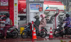 Harga BBM yang mengalami kenaikan merupakan jenis nonsubsidi, dimana mengikuti perkembangan pasar minyak dunia karena adanya gelojak di Timur Tengah. Perubahan harga diprediksi terjadi per 1 April 2026 pukul 00.00 WIB. Tampak dalam foto, para pengendara sepeda motor mengantre untuk mengisi bahan bakar di sebuah Stasiun Pengisian Bahan Bakar Umum (SPBU) yang dioperasikan oleh Pertamina, perusahaan minyak dan gas milik negara Indonesia, di Yogyakarta, pada Sabtu 28 Maret 2026. (DEVI RAHMAN/AFP)