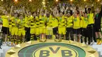 Para pemain Dortmund merayakan gelar juara DFB Pokal usai mengalahkan Frankfurt pada laga final di Stadion Olympic, Berlin, Sabtu (27/5/2017). Dortmund menang 2-1 atas Frankfurt. (EPA/Clemens Bilan)