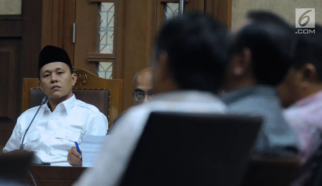 Bupati Lampung Tengah nonaktif, Mustafa (kiri) menyimak keterangan saksi pada sidang lanjutan di Pengadilan Tipikor, Jakarta, Kamis (17/5). Sidang mendengar keterangan saksi. (Liputan6.com/Helmi Fithriansyah)