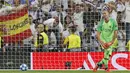 Kiper AS Roma, Robin Olsen, tampak kecewa usai gawangnya dibobol pemain Real Madrid pada laga Liga Champions di Stadion Santiago Bernabeu, Madrid, Rabu (19/9/2018). Real Madrid menang 3-0 atas AS Roma. (AP/Paul White)