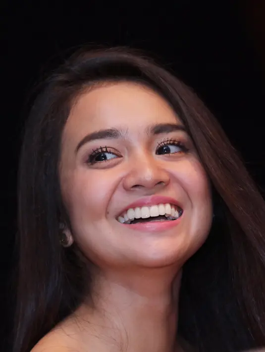 Ditemui di XXI Plaza Senayan, Jakarta Pusat, Senin (1/2/2016), pemilik nama lengkap Michelle Ziudith Waselly ini mengaku terbawa karakter Caramel yang diperankannya. Sang mama pun mengatakan Michelle makin kalem. (Galih W. Satria/Bintang.com)