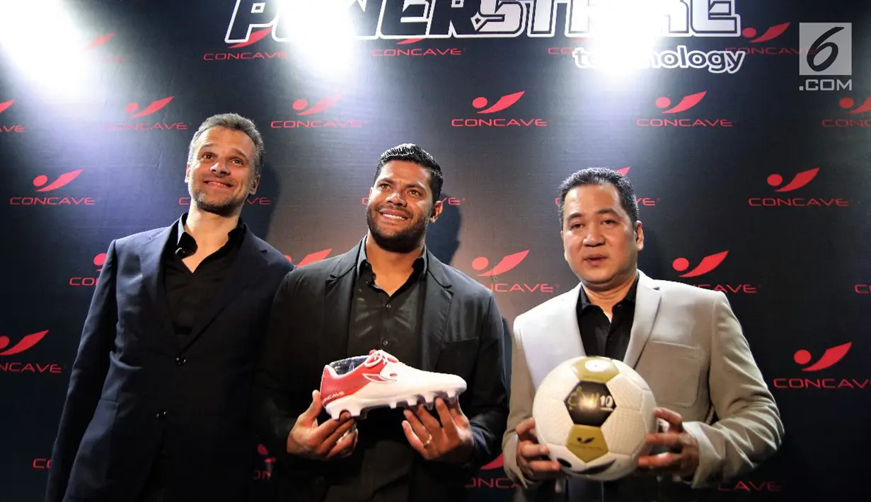 Bintang klub Liga Super China Shanghai SIPG, Givanildo V.De Sousa atau "Hulk" (Tengah) bersama Co-owner Concave Sukses Bersama, Bruno Saputan (kanan) menunjukkan sepatu Convace di Jakarta, Jumat (18/1). (Liputan6.com/Herman Zakharia)
