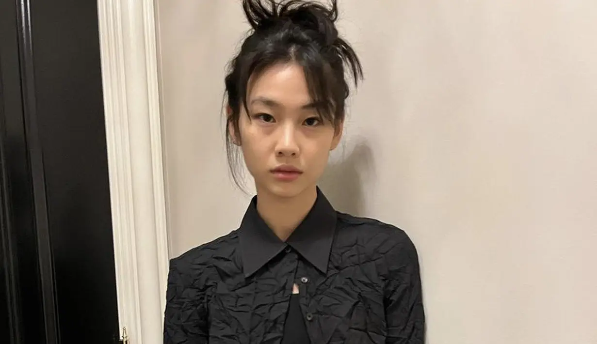 Ia pun kerap menggunggah foto dirinya mengenakan berbagai pakaian di Instagram. Misalnya saja tampil serba hitam dengan kemeja dan tanktop crop yang memerlihatkan perutnya yang begitu langsing.