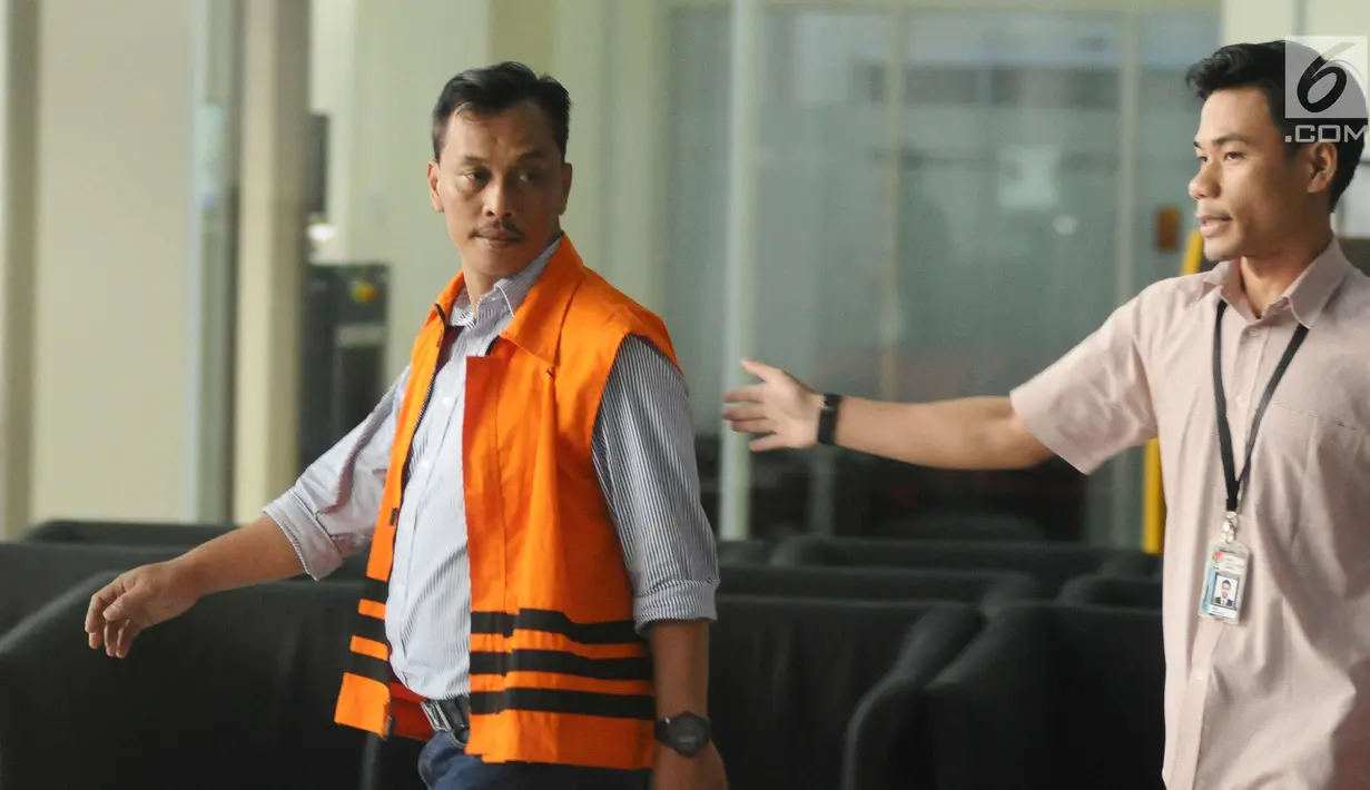 Mantan Ketua DPRD Kota Malang, M Arief Wicaksono meninggalkan Gedung KPK usai menjalani pemeriksaan, Jakarta, Kamis (2/11). Moch Arief Wicaksono merupakan tersangka dugaan suap APBD-P Pemkot Malang TA 2015. (Liputan6.com/Helmi Fithriansyah)