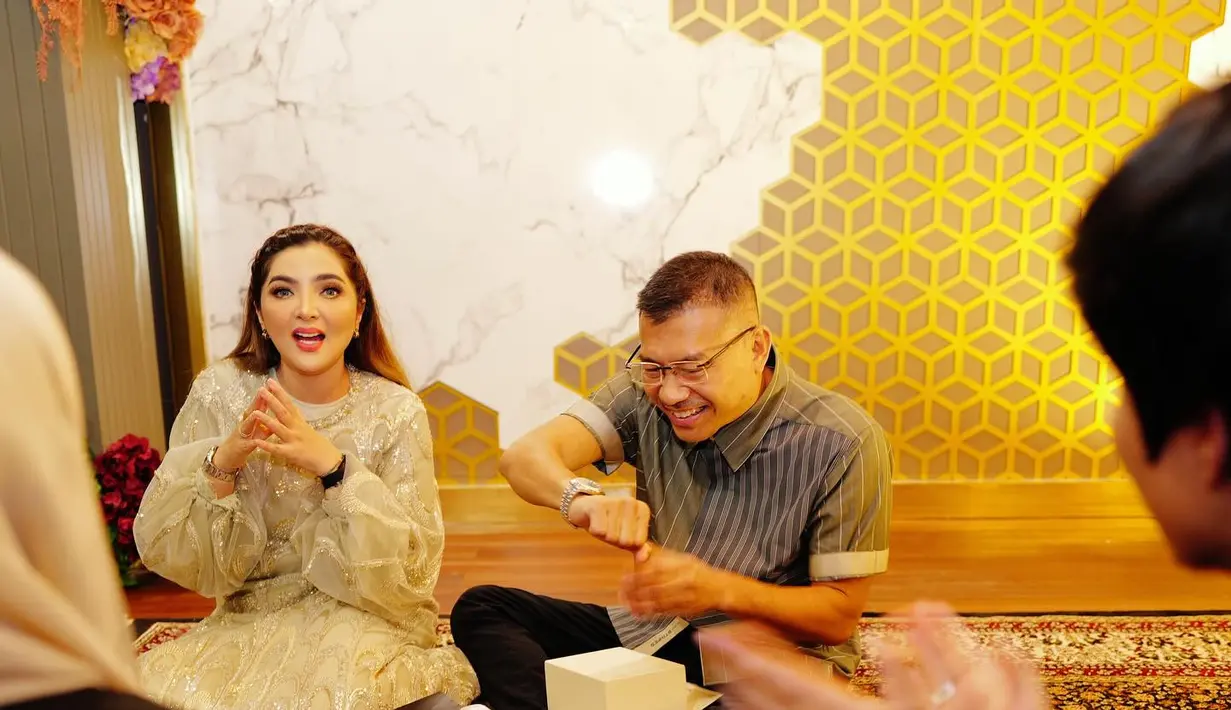 Ternyata suami Ashanty ini mendapatkan kado berupa jam tangan. Dia langsung memakai jam itu di lengan kirinya dan senyumnya semakin mengembang. (foto: Instagram/ attahalilintar)