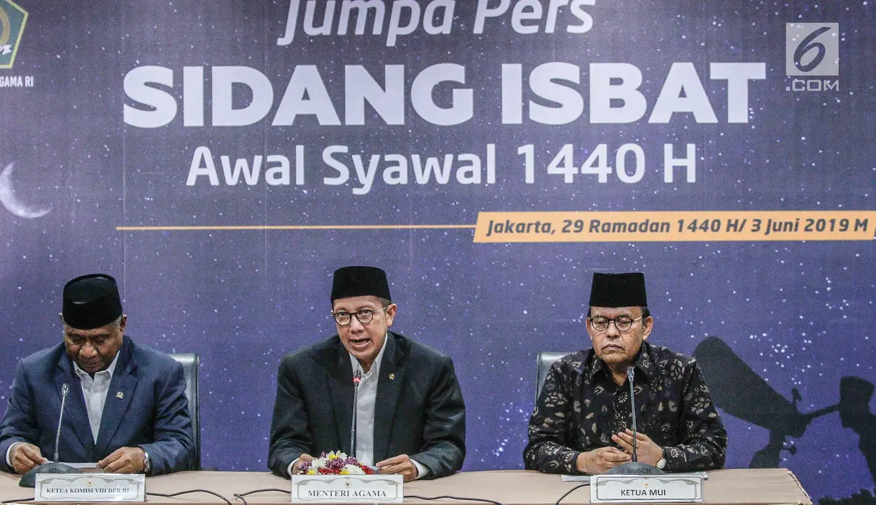 Menteri Agama Lukman Hakim (tengah), Ketua Komisi VIII DPR RI Ali Taher dan Ketua MUI Yusnar Yusuf saat keterangan pers Sidang Isbat 1 Syawal 1440 H di Kementerian Agama, Jakarta, Senin (03/6/2019). Hilal belum terlihat di 105 titik lokasi yang tersebar di 33 provinsi. (Liputan6.com/Faizal Fanani)