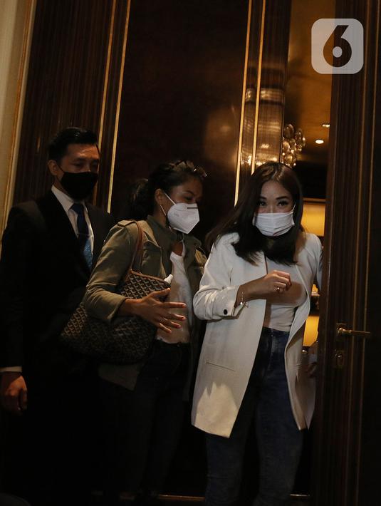 Gisella Anastasia atau Gisel bersiap menggelar jumpa pers di kawasan Gatot Subroto, Jakarta, Rabu (6/1/2021). akhirnya buka suara terkait kasus video syur yang menjerat dirinya bersama dengan Michael Yukinobu De Fretes (MYD). (Liputan6.com/Herman Zakharia)