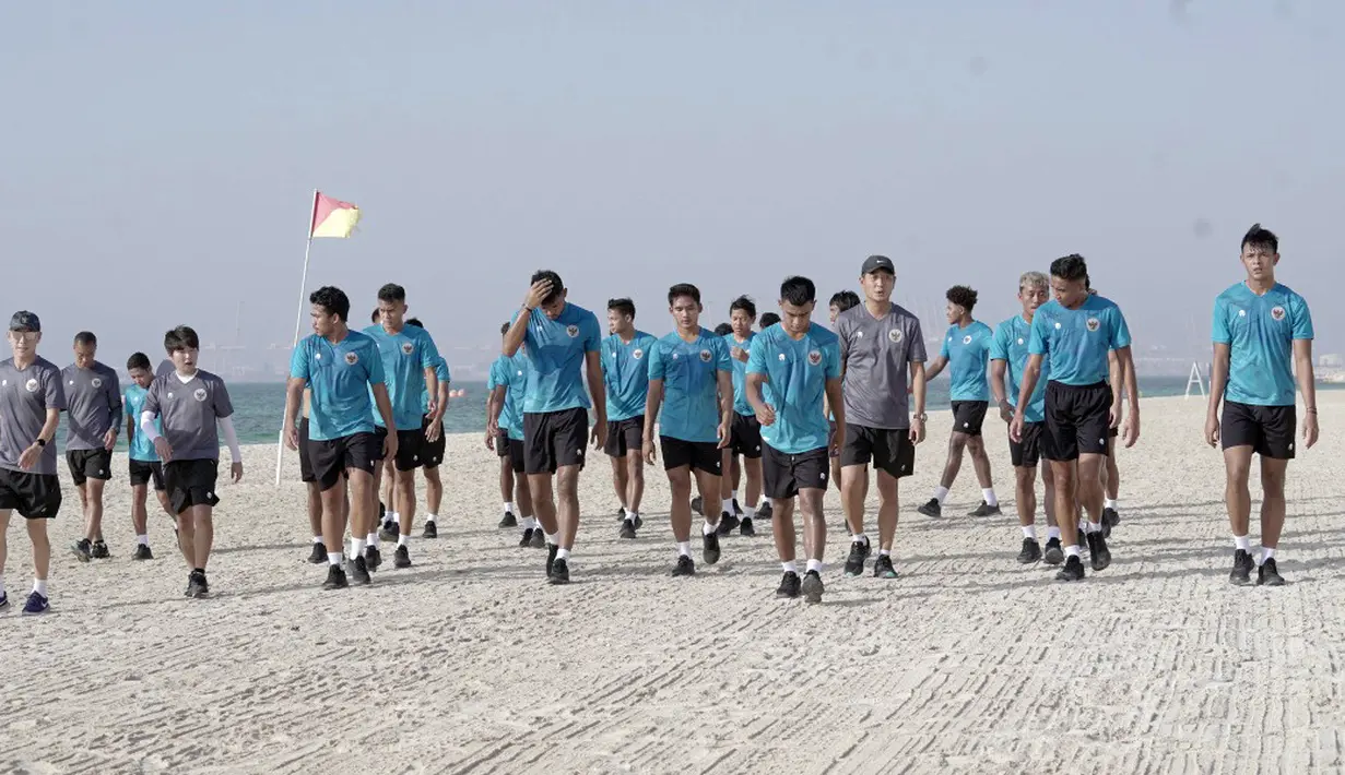 Pemain Timnas Indonesia melakukan latihan dengan pemanasan dan senam ringan di tepi pantai guna melemaskan kembali otot-otot mereka yang kaku usai tiba di Dubai. (Foto: Dokumentasi PSSI)