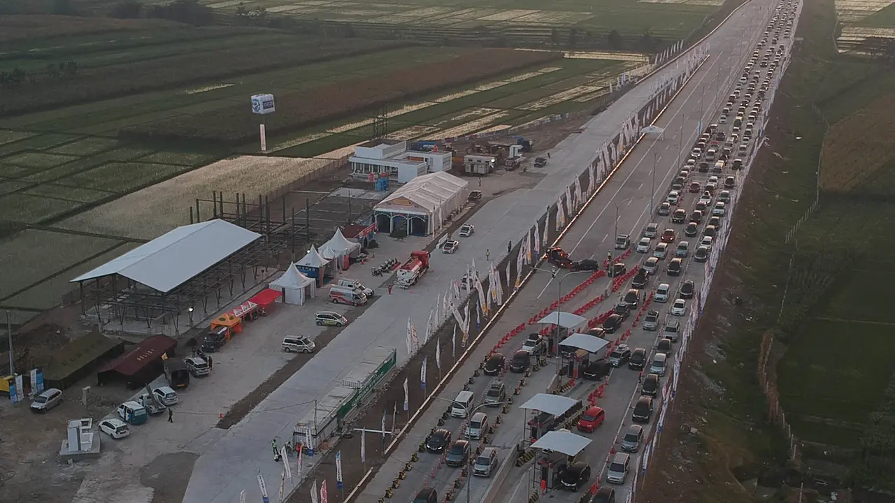 Antrean Pemudik di Jalur Tol Fungsional Kertasari