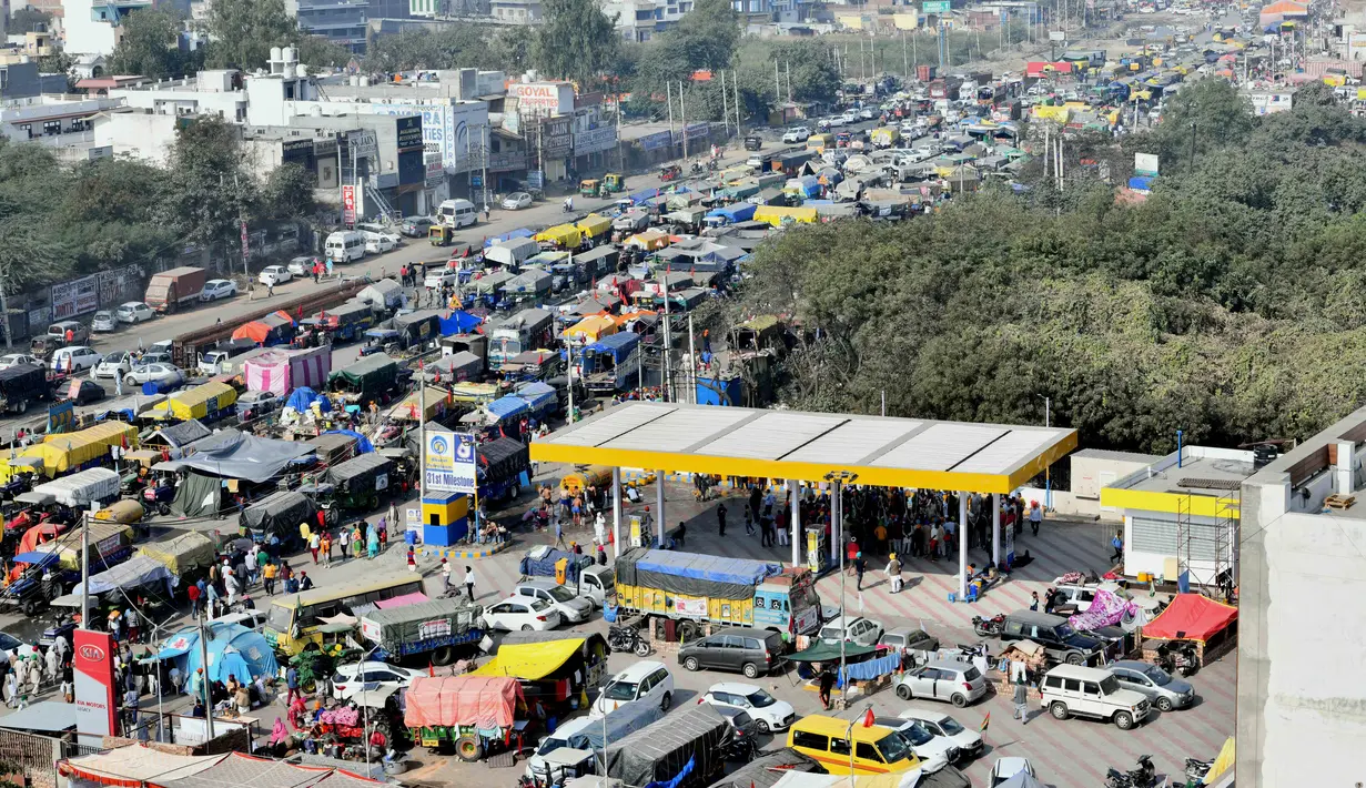 Foto dari udara ini menunjukkan padatnya lalu lintas saat unjuk rasa di perbatasan Delhi-Haryana Singhu (9/12/2020). Para petani yang menentang tiga undang-undang pertanian baru pada Rabu (9/12) menolak proposal pemerintah India. (Xinhua/Str)