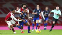 Pemain Arsenal, Gabriel, berusaha menghadang penyerang Southampton, Theo Walcott, pada laga Liga Inggris di Stadion Emirates, Kamis (17/12/2020). Kedua tim bermain imbang 1-1. (Clive Rose/Pool via AP)