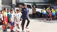 Eks bek sayap Persib, Gilang Angga Kusuma, saat coaching clinic U-8 dan U-12 di Sekolah Dasar Negeri Banjarsari, Kota Bandung, Jumat (13/9/2019). (Bola.com/Erwin Snaz)