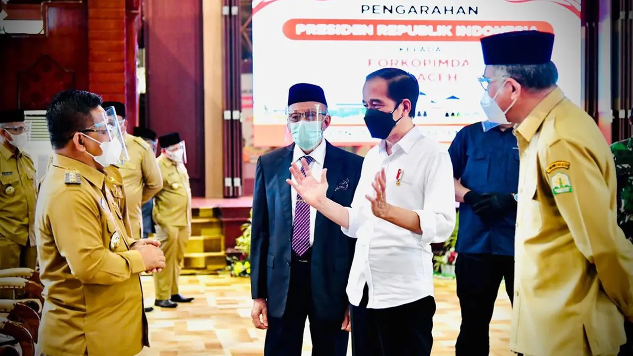 Jokowi saat memberikan pengarahan kepada Forum Koordinasi Pimpinan Daerah (Forkopimda) se-Provinsi Aceh di Kompleks Pendopo Gubernur Aceh di Kota Banda Aceh, Provinsi Aceh, Kamis (16/9/2021).