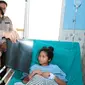 Kabid Humas Polda Riau Kombes Sunarto memperlihatkan kondisi tulang Mita di Rumah Sakit Bhayangkara. (Liputan6.com/M Syukur)