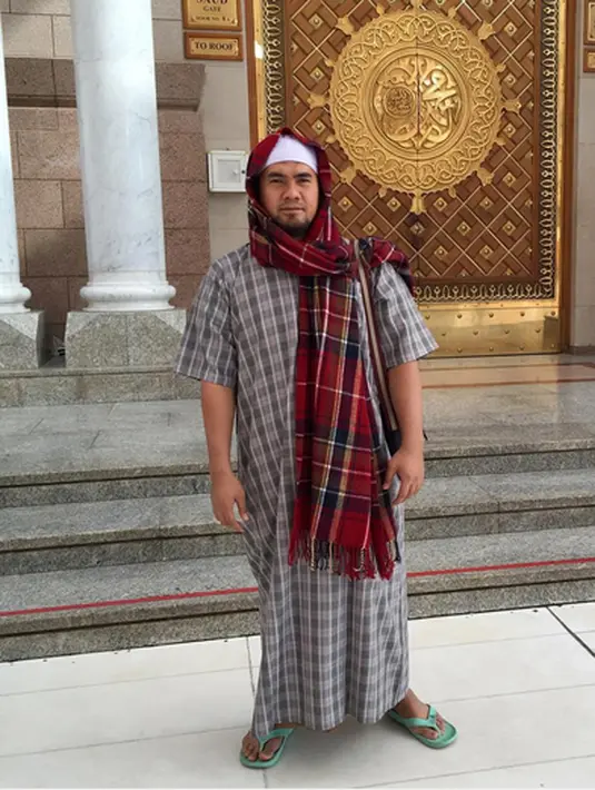 Paling tidak, ia telah beberapa kali pergi ke tanah suci untuk menjalankan ibadah umrah. (Foto: instagram.com/saipuljamill)