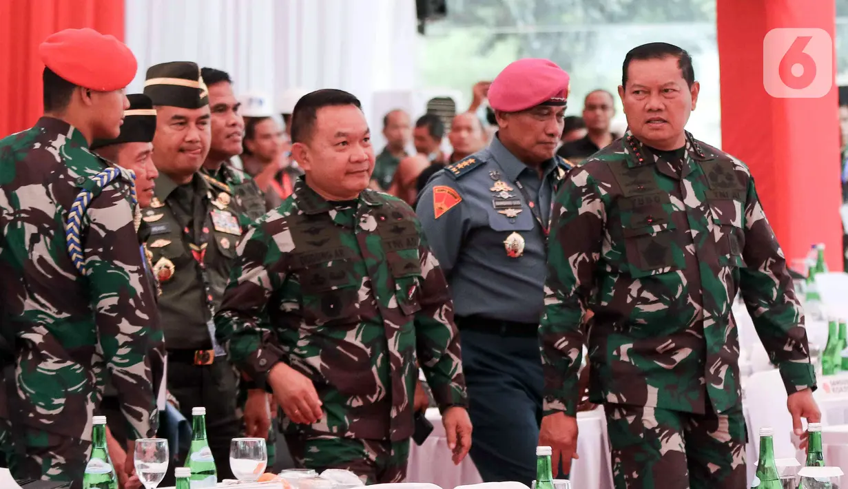 Panglima TNI Laksamana Yudo Margono (kanan) didampingi KSAD Jenderal TNI Dudung Abdurachman dan KSAL Laksamana Muhammad Ali saat menghadiri Rapat Pimpinan TNI Tahun 2023 di Museum Satria Mandala, Jakarta, Kamis (9/2/2023). Dalam rapat tersebut Panglima TNI menyampaikan program prioritas TNI tahun 2023 serta memberikan penghargaan kepada para prajurit berprestasi. (Liputan6.com/Herman Zakharia)