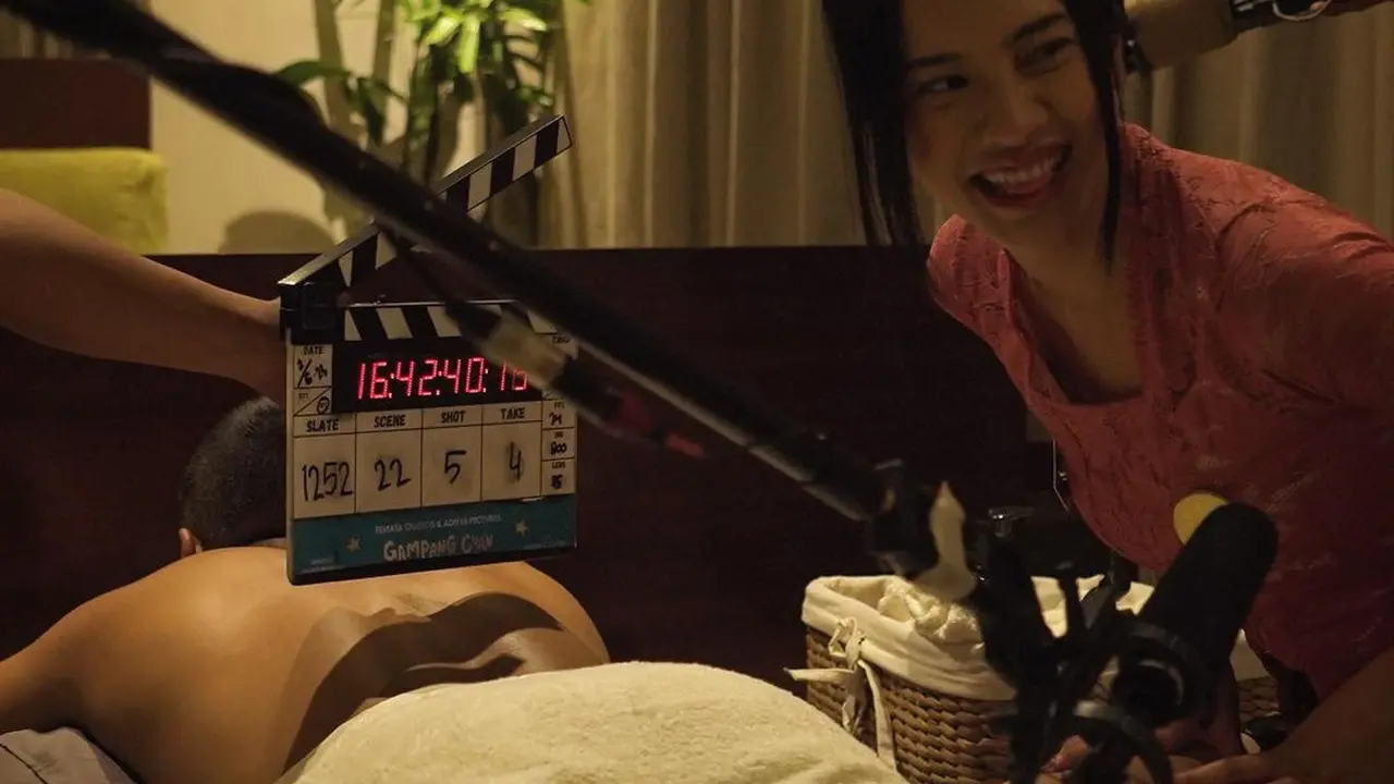 Anya Geraldine dalam film Gampang Cuan jadi tukang pijat