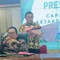 Asisten Tindak Pidana Khusus Kejati Riau Imran Yusuf (berdiri) menjelaskan perkara korupsi jaringan listrik di PLN yang akhirnya dihentikan. (Liputan6.com/M Syukur)