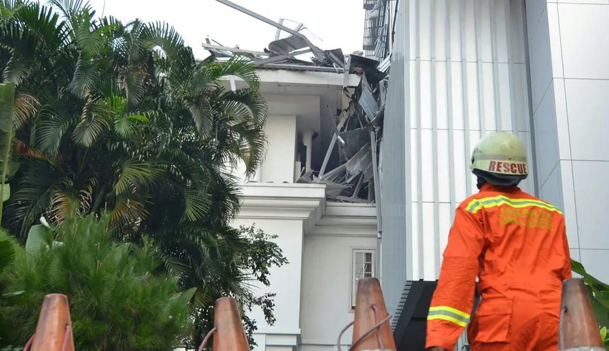 Salah satu petugas penyelamat memperhatikan kondisi plafon atau kanopi gedung blok G Balai Kota Jakarta roboh, (28/8/2014). (Liputan6.com/Johan Tallo)