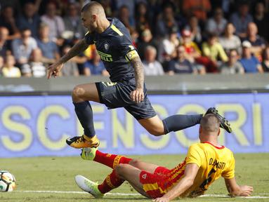 Pemain Inter Milan, Mauro Icardi (atas) berusaha melewati adangan pemain Benevento, Berat Djimsiti pada lanjutan Serie A di Ciro Vigorito Stadium, Benevento, (01/10/2017). Inter Milan menang 2-1. (AFP/Carlo Hermann)
