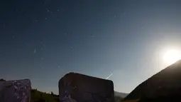 Pemandangan di gunung Bjelasniaca yang memperlihatkan bintang dan garis-garis meteor saat hujan meteor Perseid, Bosnia(11/8). Hujan meteor Perseid berlangsung saat debu dan puing-puing dari komet Swift-Tuttle masuk ke atmosfer bumi. (AP Photo/Amel Emric)